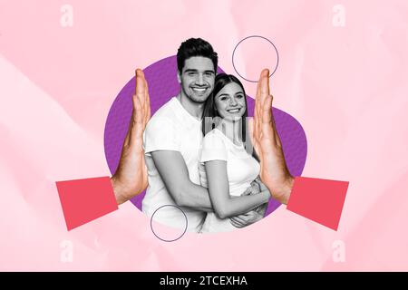 Collage fotografico creativo orizzontale grandi mani spingono le giovani coppie coccole per la prima volta incontra felice san valentino su sfondo di carta rosa Foto Stock