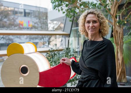 Bad Rodach, Germania. 12 dicembre 2023. Stefanie Frieß, Direttore vendite e marketing HABA, nell'atrio accanto a un'anatra di legno. Credito: Daniel Vogl/dpa/Alamy Live News Foto Stock