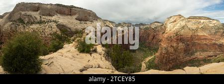 Panorama di Angels Landing Ridge da Cathedral Ridge al punto di osservazione di Zion Foto Stock