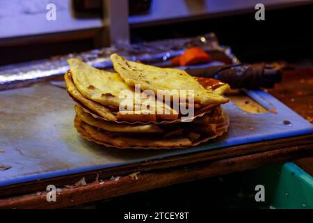 Cibo di strada dello Sri Lanka. Primo piano di grano Roti, frumento Chapati . In Galle Face, Colombo Foto Stock