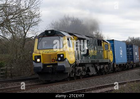 Locomotiva diesel classe 70 N. 70014 che tira un treno freightliner, Warwickshire, Inghilterra, Regno Unito Foto Stock