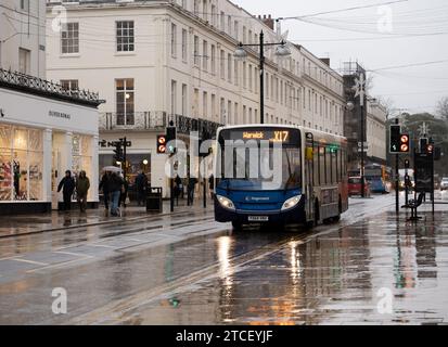 Servizio di autobus Stagecoach X17 nella Parade durante la pioggia battente, Leamington Spa, Warwickshire, Regno Unito Foto Stock