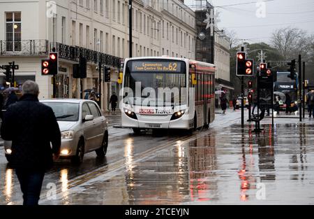 Servizio di autobus Solus Travel nella Parade durante la pioggia battente, Leamington Spa, Warwickshire, Regno Unito Foto Stock