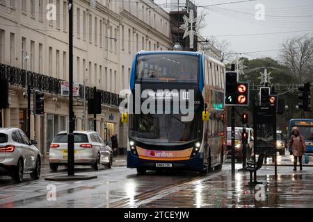 Servizio di autobus universitario Stagecoach U1 in Parade durante la pioggia battente, Leamington Spa, Warwickshire, Regno Unito Foto Stock