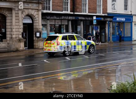 Auto della polizia di Warwickshire con tempo umido, The Parade, Warwickshire, Regno Unito Foto Stock