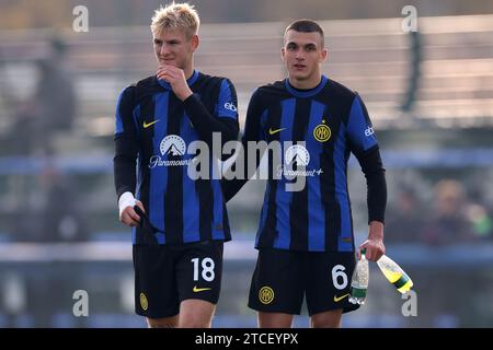 Milano, Italia. 12 dicembre 2023. Jan Zuberek e Christos Alexiou dell'Internazionale reagiscono dopo il fischio finale durante la partita di UEFA Youth League al Centro sviluppo giovanile di Milano. Il credito fotografico dovrebbe leggere: Jonathan Moscrop/Sportimage Credit: Sportimage Ltd/Alamy Live News Foto Stock