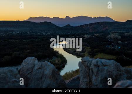 Il Rio grande riflette l'ultima luce del giorno a Big Bend Foto Stock