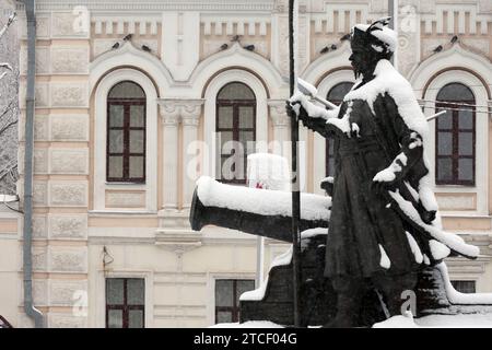 CHARKIV, UCRAINA - 12 DICEMBRE 2023 - la neve ricopre il monumento al leader militare cosacco ucraino Ivan Sirko durante una nevicata invernale, a Charkiv, Foto Stock