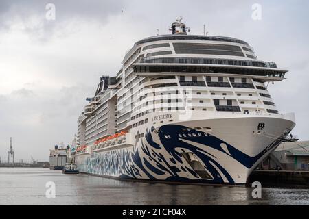 Southampton, Inghilterra - 8 dicembre 2023: La nave da crociera MSC Mediterranean Shipping Company MSC Euribia nel porto di Southampton in Inghilterra *** Das Kreuzfahrtschiff der Reederei MSC Mediterranean Shipping Company MSC Euribia im Hafen von Southampton in Inghilterra Foto Stock