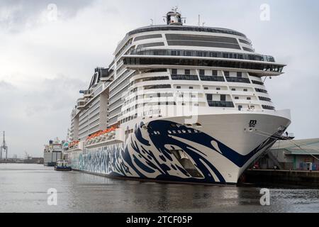 Southampton, Inghilterra - 8 dicembre 2023: La nave da crociera MSC Mediterranean Shipping Company MSC Euribia nel porto di Southampton in Inghilterra *** Das Kreuzfahrtschiff der Reederei MSC Mediterranean Shipping Company MSC Euribia im Hafen von Southampton in Inghilterra Foto Stock