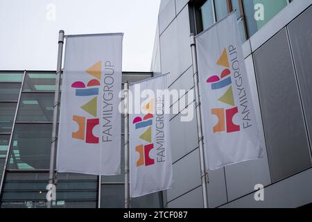 Bad Rodach, Germania. 12 dicembre 2023. Le bandiere con il logo aziendale volano di fronte all'edificio degli uffici del gruppo HABA. Credito: Daniel Vogl/dpa/Alamy Live News Foto Stock