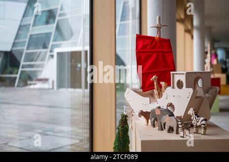 Bad Rodach, Germania. 12 dicembre 2023. Vari giocattoli in legno possono essere visti nello showroom HABA. Credito: Daniel Vogl/dpa/Alamy Live News Foto Stock