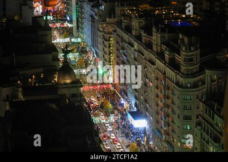 Madrid, Spagna. 8 dicembre 2023. Vista generale dell'illuminazione natalizia sulla Gran via di Madrid. (Foto di David Canales/SOPA Images/Sipa USA) credito: SIPA USA/Alamy Live News Foto Stock