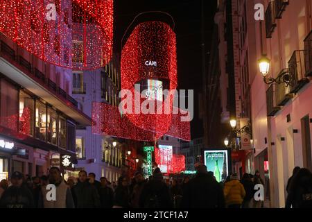 Madrid, Spagna. 8 dicembre 2023. Vista generale dell'illuminazione natalizia in via Preciados a Madrid. (Foto di David Canales/SOPA Images/Sipa USA) credito: SIPA USA/Alamy Live News Foto Stock
