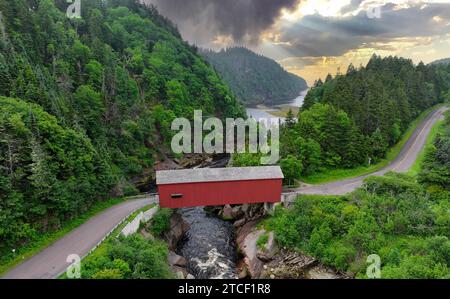 Un ponte coperto conduce gli escursionisti a un sentiero costiero nel parco nazionale di Fundy, Canada. Photo/Andrew Shurtleff Photography, LLC Foto Stock