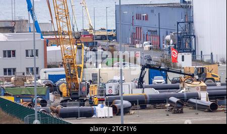 LNG-Pipeline Ruegen ist fast fertig die letzten Rohre fuer die LNG-Pipeline werden im Hafen Mukran Landkreis Vorpommern-Ruegen zusammengeschweisst. Gegenwaertig erfolgt der Rohreinzug am Mukraner Mikrotunnel. Durch die etwa 50 km lange Ostsee-Anbindungsleitung OAL soll Fluessiggas vom LNG-Terminal in Mukran auf der Insel Ruegen zum Gasknotenpunkt Lubmin gepumpt und in das deutsche Fernleitungsnetz eingespeist werden. Mukran Meclemburgo-Vorpommern Deutschland *** gasdotto GNL Ruegen è quasi terminato gli ultimi tubi per il gasdotto GNL sono saldati insieme nel porto di Mukran in Foto Stock