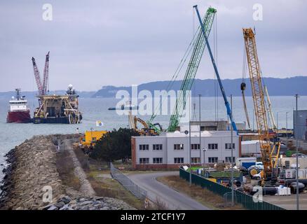 LNG-Pipeline Ruegen ist fast Fertig Das Pipeline-Verlegeschiff Castoro 10 M. baut die letzten Meter der LNG-Pipeline am Hafen Mukran Landkreis Vorpommern-Ruegen. Gegenwaertig erfolgt der Rohreinzug am Mukraner Mikrotunnel. Durch die etwa 50 km lange Ostsee-Anbindungsleitung OAL soll Fluessiggas vom LNG-Terminal in Mukran auf der Insel Ruegen zum Gasknotenpunkt Lubmin gepumpt und in das deutsche Fernleitungsnetz eingespeist werden. Mukran Mecklenburg-Vorpommern Deutschland *** gasdotto GNL Ruegen è quasi terminato la nave di posa dell'oleodotto Castoro 10 M sta costruendo gli ultimi metri di Th Foto Stock