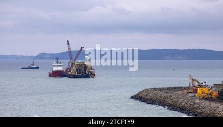 LNG-Pipeline Ruegen ist fast Fertig Das Pipeline-Verlegeschiff Castoro 10 r. baut die letzten Meter der LNG-Pipeline am Hafen Mukran Landkreis Vorpommern-Ruegen. Gegenwaertig erfolgt der Rohreinzug am Mukraner Mikrotunnel. Durch die etwa 50 km lange Ostsee-Anbindungsleitung OAL soll Fluessiggas vom LNG-Terminal in Mukran auf der Insel Ruegen zum Gasknotenpunkt Lubmin gepumpt und in das deutsche Fernleitungsnetz eingespeist werden. Mukran Mecklenburg-Vorpommern Deutschland *** gasdotto GNL Ruegen è quasi terminato la nave di posa dell'oleodotto Castoro 10 r sta costruendo gli ultimi metri di Th Foto Stock