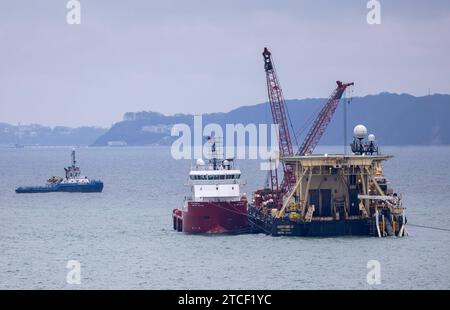 LNG-Pipeline Ruegen ist fast Fertig Das Pipeline-Verlegeschiff Castoro 10 r. baut die letzten Meter der LNG-Pipeline am Hafen Mukran Landkreis Vorpommern-Ruegen. Gegenwaertig erfolgt der Rohreinzug am Mukraner Mikrotunnel. Durch die etwa 50 km lange Ostsee-Anbindungsleitung OAL soll Fluessiggas vom LNG-Terminal in Mukran auf der Insel Ruegen zum Gasknotenpunkt Lubmin gepumpt und in das deutsche Fernleitungsnetz eingespeist werden. Mukran Mecklenburg-Vorpommern Deutschland *** gasdotto GNL Ruegen è quasi terminato la nave di posa dell'oleodotto Castoro 10 r sta costruendo gli ultimi metri di Th Foto Stock