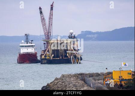 LNG-Pipeline Ruegen ist fast Fertig Das Pipeline-Verlegeschiff Castoro 10 r. baut die letzten Meter der LNG-Pipeline am Hafen Mukran Landkreis Vorpommern-Ruegen. Gegenwaertig erfolgt der Rohreinzug am Mukraner Mikrotunnel. Durch die etwa 50 km lange Ostsee-Anbindungsleitung OAL soll Fluessiggas vom LNG-Terminal in Mukran auf der Insel Ruegen zum Gasknotenpunkt Lubmin gepumpt und in das deutsche Fernleitungsnetz eingespeist werden. Mukran Mecklenburg-Vorpommern Deutschland *** gasdotto GNL Ruegen è quasi terminato la nave di posa dell'oleodotto Castoro 10 r sta costruendo gli ultimi metri di Th Foto Stock