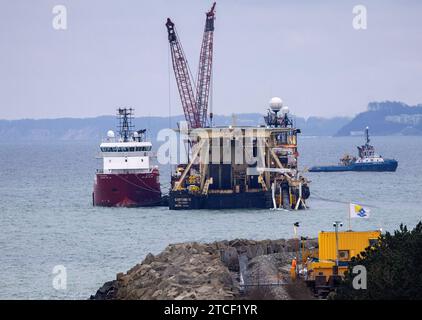 LNG-Pipeline Ruegen ist fast Fertig Das Pipeline-Verlegeschiff Castoro 10 r. baut die letzten Meter der LNG-Pipeline am Hafen Mukran Landkreis Vorpommern-Ruegen. Gegenwaertig erfolgt der Rohreinzug am Mukraner Mikrotunnel. Durch die etwa 50 km lange Ostsee-Anbindungsleitung OAL soll Fluessiggas vom LNG-Terminal in Mukran auf der Insel Ruegen zum Gasknotenpunkt Lubmin gepumpt und in das deutsche Fernleitungsnetz eingespeist werden. Mukran Mecklenburg-Vorpommern Deutschland *** gasdotto GNL Ruegen è quasi terminato la nave di posa dell'oleodotto Castoro 10 r sta costruendo gli ultimi metri di Th Foto Stock