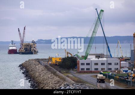 LNG-Pipeline Ruegen ist fast Fertig Das Pipeline-Verlegeschiff Castoro 10 r. baut die letzten Meter der LNG-Pipeline am Hafen Mukran Landkreis Vorpommern-Ruegen. Gegenwaertig erfolgt der Rohreinzug am Mukraner Mikrotunnel. Durch die etwa 50 km lange Ostsee-Anbindungsleitung OAL soll Fluessiggas vom LNG-Terminal in Mukran auf der Insel Ruegen zum Gasknotenpunkt Lubmin gepumpt und in das deutsche Fernleitungsnetz eingespeist werden. Mukran Mecklenburg-Vorpommern Deutschland *** gasdotto GNL Ruegen è quasi terminato la nave di posa dell'oleodotto Castoro 10 r sta costruendo gli ultimi metri di Th Foto Stock