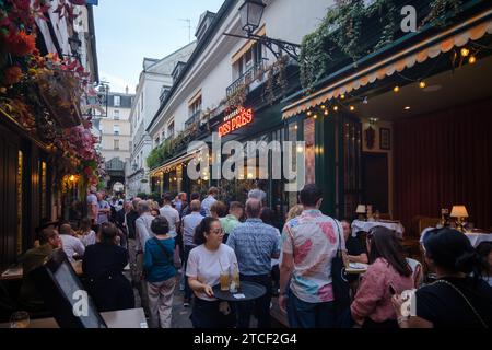 Parigi, Francia - 8 ottobre 2023: Veduta della Cour du Commerce Saint Andre, molto affollata, con vari bar e ristoranti a Parigi in Francia Foto Stock