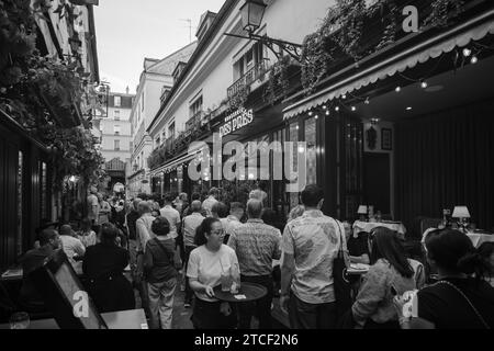 Parigi, Francia - 8 ottobre 2023: Veduta della Cour du Commerce Saint Andre, molto affollata, con vari bar e ristoranti a Parigi in Francia Foto Stock