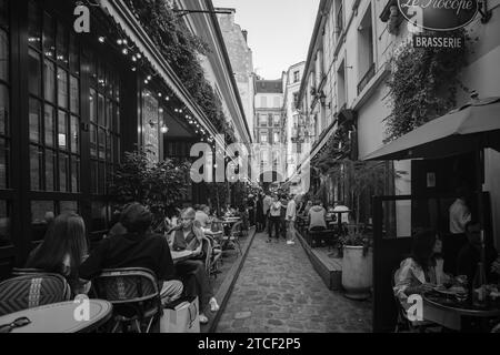 Parigi, Francia - 8 ottobre 2023: Veduta dell'affollata Cour du Commerce Saint Andre, con vari bar e ristoranti a Parigi in Francia Foto Stock