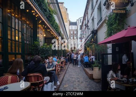 Parigi, Francia - 8 ottobre 2023: Veduta dell'affollata Cour du Commerce Saint Andre, con vari bar e ristoranti a Parigi in Francia Foto Stock