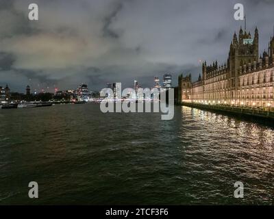 Westminster, Londra, Regno Unito. 5 dicembre 2023. Vista notturna del Palazzo di Westminster dal Westminster Bridge. Credito: Maureen McLean/Alamy Foto Stock