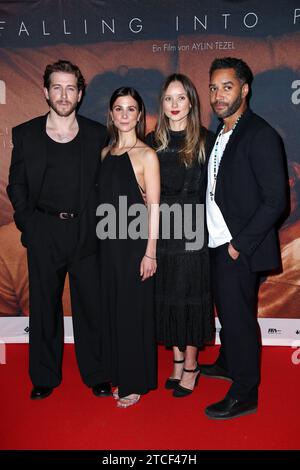 Chris Fulton, Aylin Tezel, Alexandra Dowling e Samuel Anderson partecipano alla premiere di Berlino "Falling into Place" - 28.11.23 Astor Film Lounge Foto Stock