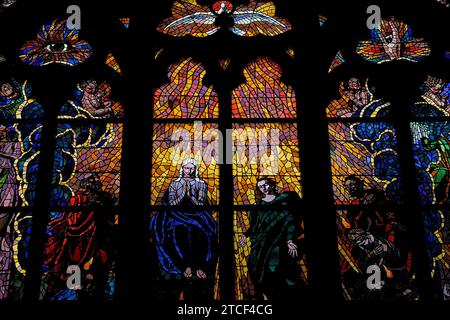 Dettaglio dalla vetrata di uno dei fondatori del Modernismo nell'Europa orientale, l'artista ceco Max Švabinský (1873 - 1962). Visita dello Spirito Santo, nella Cappella di Santa Ludmila, nella Cattedrale di San Vito, Praga, Cechia. Santa Ludmila è raffigurata con le mani legate in preghiera, la colomba bianca dello Spirito Santo che vola sopra di lei. Foto Stock