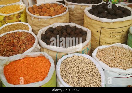 Mucchio di noci secche e grani interi in vendita sul mercato Foto Stock