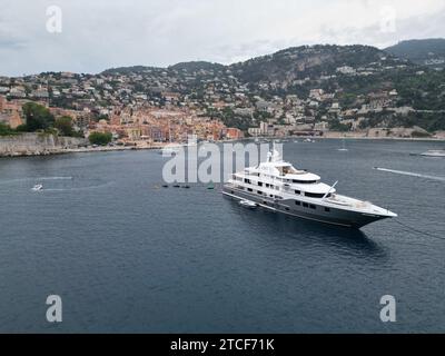 Superyacht ormeggiato al largo di Villefranche-sur-Mer Francia drone , aereo , vista dall'alto Foto Stock