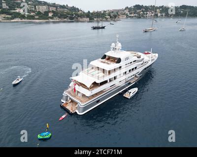 Superyacht ormeggiato al largo di Villefranche-sur-Mer Francia drone , aereo , vista dall'alto Foto Stock