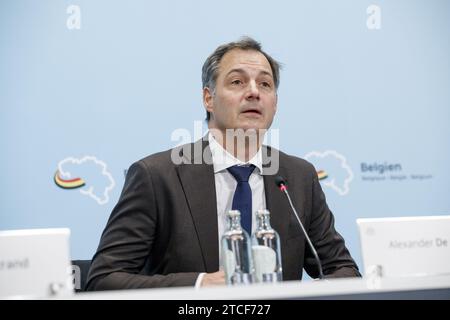 Bruxelles, Belgio. 12 dicembre 2023. Il primo ministro Alexander De Croo, raffigurato durante una conferenza stampa dopo che la ristretta riunione del gabinetto ha raggiunto un accordo sulla distribuzione dei giornali. BELGA PHOTO HATIM KAGHAT Credit: Belga News Agency/Alamy Live News Foto Stock