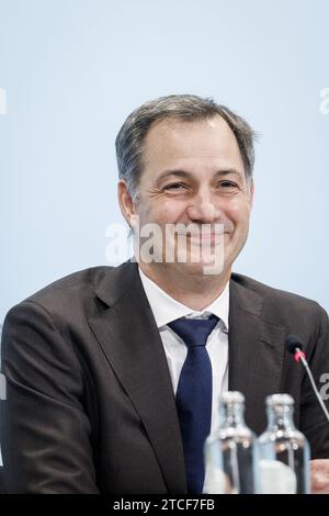 Bruxelles, Belgio. 12 dicembre 2023. Il primo ministro Alexander De Croo, raffigurato durante una conferenza stampa dopo che la ristretta riunione del gabinetto ha raggiunto un accordo sulla distribuzione dei giornali. BELGA PHOTO HATIM KAGHAT Credit: Belga News Agency/Alamy Live News Foto Stock