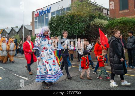 Sunninghill, Regno Unito. 19 novembre 2023. Oggi è stata una giornata intensa alla Sunninghill Christmas Street Fair a Sunninghill High Street, Ascot, Berkshire. Una parata ha preso parte alla Hampshire Caledonian Pipe Band, scout e guide locali, nonché attori del panto locale. Questa è stata la prima Fiera di Natale Sunninghill da prima della pandemia di Covid-19. Credito: Maureen McLean/Alamy Foto Stock