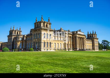 Blenheim Palace, sede dei duchi di Marlborough, vista da sud-ovest, a Woodstock, Oxfordshire, Inghilterra, Regno Unito Foto Stock