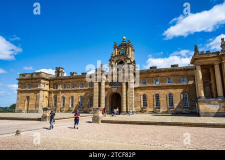 Torre dell'orologio sopra l'arco che conduce da East Courtyard alla Great Court of Blenheim Palace, a Woodstock, Oxfordshire, Inghilterra, Regno Unito Foto Stock