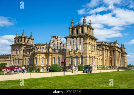 Blenheim Palace, sede dei duchi di Marlborough, vista da sud-ovest, a Woodstock, Oxfordshire, Inghilterra, Regno Unito Foto Stock