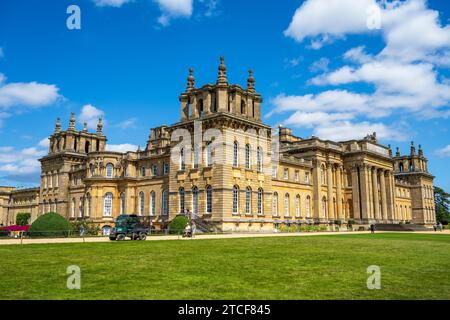 Blenheim Palace, sede dei duchi di Marlborough, vista da sud-ovest, a Woodstock, Oxfordshire, Inghilterra, Regno Unito Foto Stock