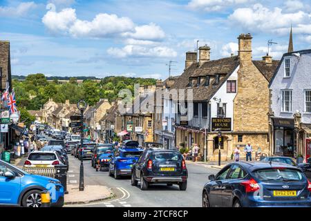 Ammira la trafficata Burford High Street (A361) dall'incrocio con Sheep Street a Burford, Oxfordshire, Inghilterra, Regno Unito Foto Stock