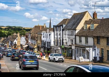 Vista su Burford High Street dal fondo della collina a Burford, Oxfordshire, Inghilterra, Regno Unito Foto Stock