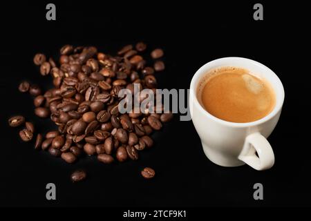 Vista della tazza di caffè e caffè in grani Foto Stock