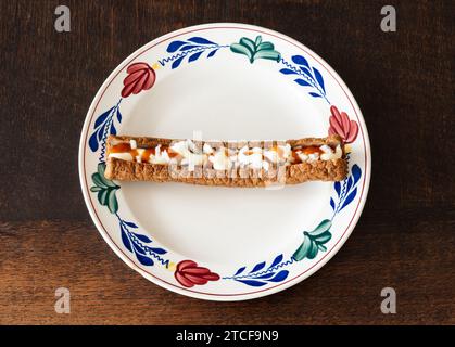 Frikandel Speciaal, un popolare spuntino olandese fast food composto da salsiccia di carne macinata, maionese, curry e cipolla cruda tritata Foto Stock
