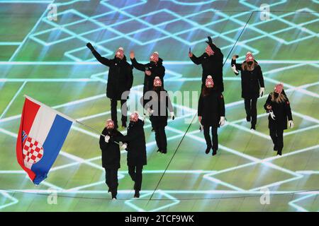 4 FEBBRAIO 2022 - Pechino, Cina: Zrinka Ljutić e Marko Skender sono i portabandiera del Team Croatia durante la Parata delle Nazioni nella cerimonia di apertura dei Giochi Olimpici invernali di Pechino 2022 (foto: Mickael Chavet/RX) Foto Stock