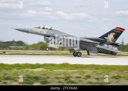 KONYA, TURKIYE - 09 MAGGIO 2023: Turkish Air Force Aerobatic Demonstration Aircraft SoloTurk General Dynamics F-16C Fighting Falcon (4R-27) esposto presso Foto Stock