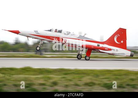 KONYA, TURKIYE - 09 MAGGIO 2023: Turkish Air Force Turkish Stars Canadair NF-5B-2000 Freedom Fighter atterra all'aeroporto di Konya durante l'Anatolian Eagle Air Foto Stock